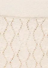 Pantalón de tiro medio con diseño recto y largo, confeccionado en tejido de punto calado con textura geométrica. Cuenta con cintura elástica para mayor comodidad.