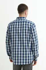 Camisa azul a cuadros grises de manga larga con cuello abotonado y bolsillo en el pecho.