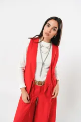 Chaleco rojo sin mangas con escote en V y lazos para anudar.