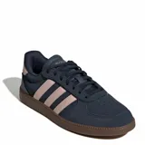Championes urbanos Adidas modelo Breaknet Sleek, color azul marino con las tres tiras laterales en tono rosado y suela de goma color marrón.