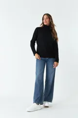 Sweater tejido negro de cuello alto y fit regular.