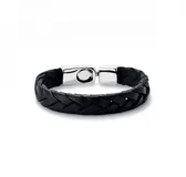 Pulsera de cuero trenzado color negro con cierre de acero plateado.
