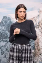 Pantalon de corte amplio con diseño balloon, estampado a cuadros en blanco y negro. Cuenta con cintura elástica, bolsillos laterales y tiras ajustables en la botamanga para fruncir.
