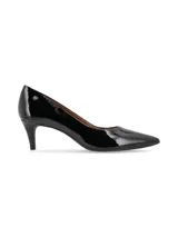 Zapato stiletto negro de cuero charol, con tacón intermedio fino, punta fina y detalle de aplique metálico en el talón.