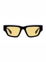 Lentes de sol con montura cuadrada de color negro y cristales amarillos. Presentan un diseño de líneas angulosas y montura superior plana.