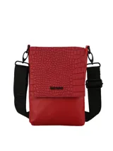 Bandolera Terrano modelo Astrid de color negro, con solapa de textura símil cocodrilo y base lisa. Cuenta con correa ancha regulable con inscripciones de la marca y herrajes metálicos oscuros.
