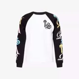 Camiseta de manga larga estilo béisbol, con cuerpo blanco y mangas raglán negras. Presenta un logo gótico negro en el pecho y letras estampadas en colores pastel (rosa, amarillo, celeste) a lo largo de ambas mangas.