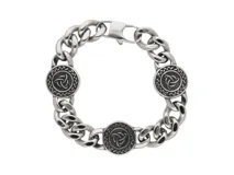 Pulsera de acero plateado con eslabones gruesos y dijes redondos con diseño de nudo celta.