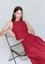 Falda midi evasé color bordó con cintura fruncida elástica.