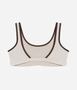 Top deportivo de microfibra color beige con detalles en contraste color marrón. Presenta escote redondo delantero, espalda con escote en V y copas desmontables.
