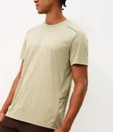 Remera deportiva de hombre Get Over con tecnología dry, color beige, de corte regular, cuello redondo y manga corta. Presenta detalles reflectantes en los hombros y tejido texturizado.
