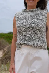 Pantalón de gabardina color blanco, de corte recto y cintura elastizada. Cuenta con bolsillos traseros aplicados.