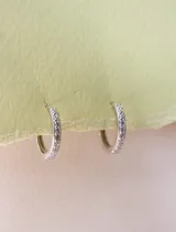 Aros tipo argolla de plata 925 bañados en oro 18K, con circonias incrustadas.