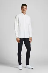 Camisa blanca de vestir de manga larga, cuello abotonado y corte slim fit.