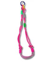 Correa de cuerda trenzada multicolor con mosquetones metálicos en los extremos para sujetar a una cartera y usarla como bandolera.