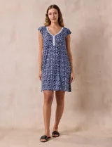 Camisón corto azul marino con estampado floral celeste, escote en V con puntilla blanca y botones.