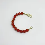 Pulsera de cuentas de ágata roja de 10 mm, con cierre de acero hipoalergénico con baño de oro.