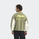 Buzo crewneck de corte oversize, con diseño bicolor en negro y gris, estampado con relieve en el frente y mangas largas.