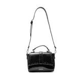 Cartera bandolera de cuero sintético color negro con solapa decorada con tachas metálicas plateadas. Posee manija superior, correa ajustable y extraíble, y cierre metálico frontal con logo de la marca.