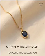 Collar de bronce con cadena fina dorada y dije colgante ovalado con piedra azul oscura.