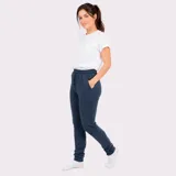 Pantalón tipo babucha de color azul oscuro, con cintura elástica ajustable mediante cordón, bolsillos laterales y puños elásticos en los tobillos.