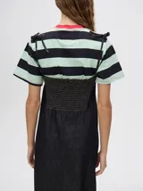 Vestido midi de denim color marrón, con corte holgado, breteles finos con lazos ajustables y detalle de volado en el ruedo.