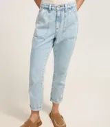 Pantalón mom de jeans celeste con cintura alta, bolsillos cuadrados delanteros y traseros, cierre con botón y cremallera, y trabillas en la cintura.
