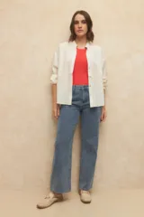 Camisa blanca texturizada de manga larga y cuello mao, con botones de nácar.