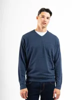 Buzo tejido de punto con cuello en V, de calce regular y mangas largas con puños acanalados.