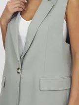 Chaleco sastre color gris claro, con solapas y bolsillos delanteros.