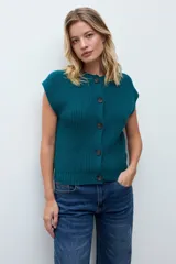 Chaleco tejido de punto acanalado en color rojo, con cuello redondo y cierre frontal de botones oscuros.