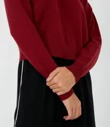 Sweater color marrón de punto con cuello redondo y mangas largas.