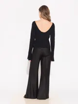 Pantalón negro de corte oxford, estilo sastrero con cintura oculta, bolsillos laterales y bolsillo ojal en la espalda.