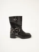 Botas cortas de cuero marrón con textura, hebillas ajustables, apliques circulares y punta cuadrada.