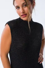 Vestido negro de algodón con cuello alto y corte recto sin mangas.