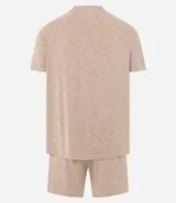 Conjunto de pijama para hombre, compuesto por una remera de manga corta con cuello redondo y un short con cintura elástica y cordón de ajuste. El tejido es de malla flamê con efecto mezcla en tonos beige y marrón.