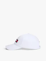 Gorra de béisbol blanca de seis paneles, confeccionada en algodón. Presenta bordados frontales con los logotipos de Cadillac Formula 1 Team y Tommy Hilfiger. Incluye ojales de ventilación, botón superior y hebilla metálica de ajuste en la parte trasera.