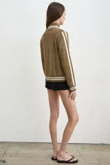 Campera tejida de algodón en color bordó y blanco, con cuello alto, cierre frontal completo y diseño con estampado tipográfico.