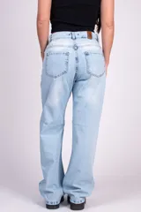 Jean tiro alto de algodón denim color celeste, con cuatro bolsillos, cierre de botón y cremallera, y diseño de pierna recta.