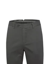 Pantalón chino de hombre color gris oscuro, con corte slim y apariencia ligeramente desgastada. Presenta cierre de cremallera y botón, bolsillos delanteros inclinados y bolsillos traseros ribeteados.