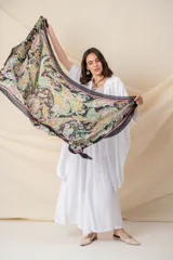 Pañuelo de seda estampado con motivos de arabescos en colores verde, rosa y celeste.