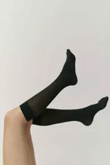 Medias 3/4 negras semitransparentes de microfibra, puntera reforzada y 40 deniers.