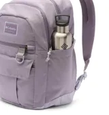 Mochila Columbia Buxton 26L en color lila, con dos compartimentos principales con cierre, un bolsillo frontal con cierre y solapa, y dos bolsillos laterales para botellas. Incluye funda para portátil de hasta 15 pulgadas y bolsillo con forro polar para gafas de sol.