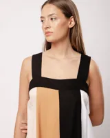 Vestido largo de lino color blanco, gris y amarillo, con breteles anchos, escote recto, elástico en la espalda y tajos laterales.
