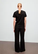 Camiseta básica de algodón color negro, con mangas cortas y cuello redondo.