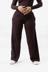 Pantalón palazzo de punto acanalado color marrón oscuro, con cintura elástica y corte holgado.