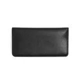 Billetera larga Marc Jacobs modelo The Snapshot, confeccionada en cuero Saffiano negro con textura. Presenta un bolsillo frontal abierto y el logo J Marc metálico tono sobre tono. El interior cuenta con múltiples ranuras para tarjetas, compartimentos para billetes y un bolsillo con cierre para monedas, con sistema de cierre a presión.