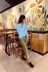 Pantalón slouchy de cuero ovino color verde oliva, corte mom fit con tiro semi alto y tajos inferiores.