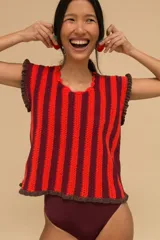 Top tejido a crochet con rayas verticales color crema y bordó, con volados en los bordes.