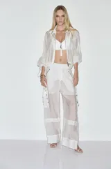 Pantalón ancho de organza blanca con bolsillos laterales, cierres y detalles utilitarios de inspiración cargo.
